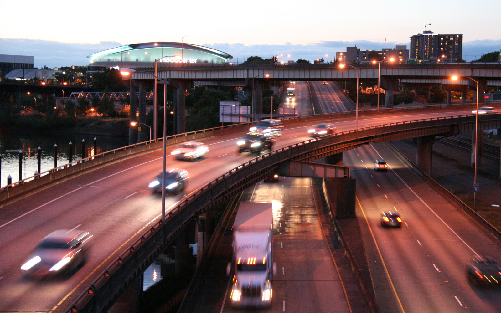 vehicle traffic on a highway overpass in Portland, Oregon, at dusk