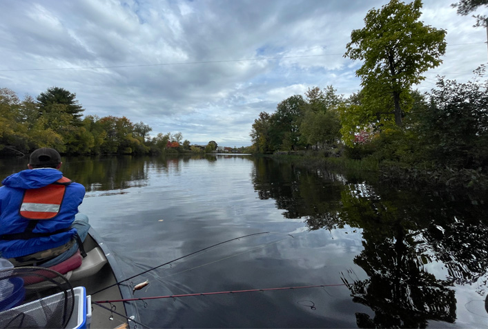 photo of a small fishing boat on freshwater body of water